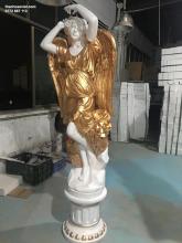 Tượng phù điêu trong phòng khách