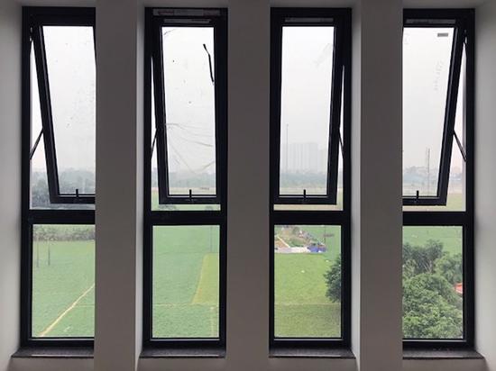 cửa nh&ocirc;m xingfa mở hất