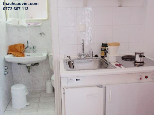 có nên xây nhà vệ sinh dưới gầm cầu thang
