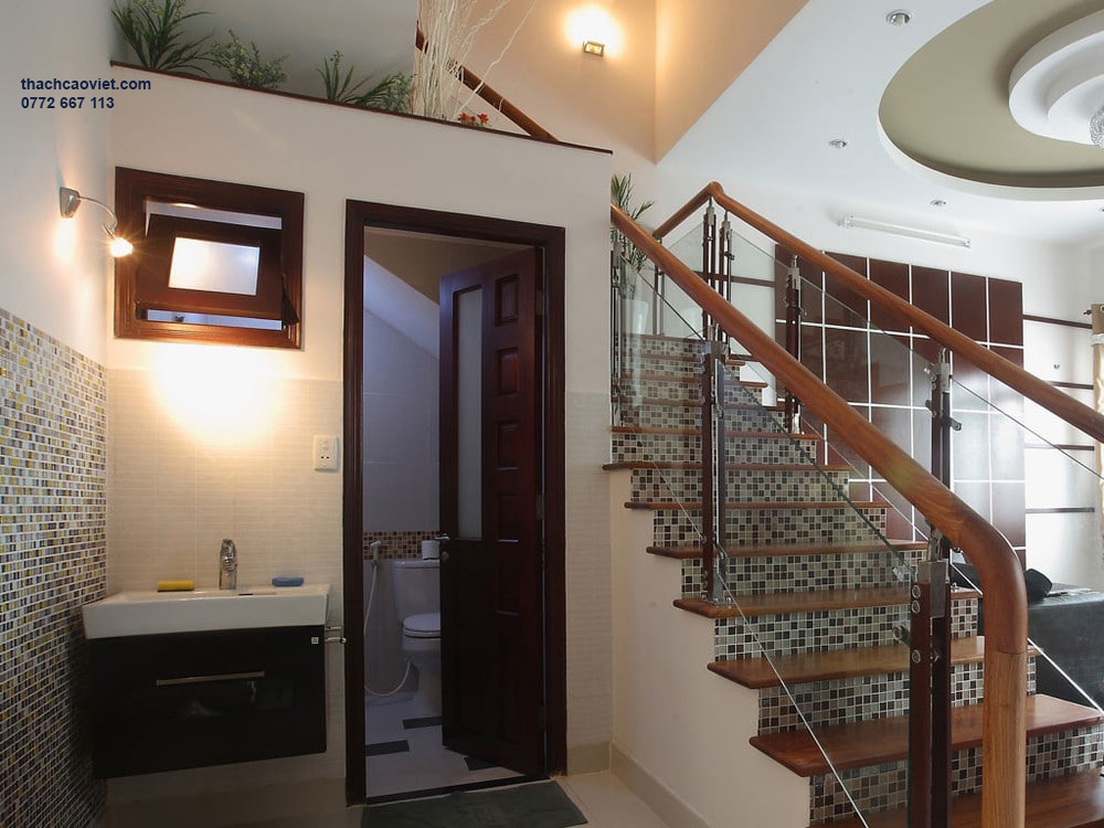 có nên xây nhà vệ sinh dưới gầm cầu thang